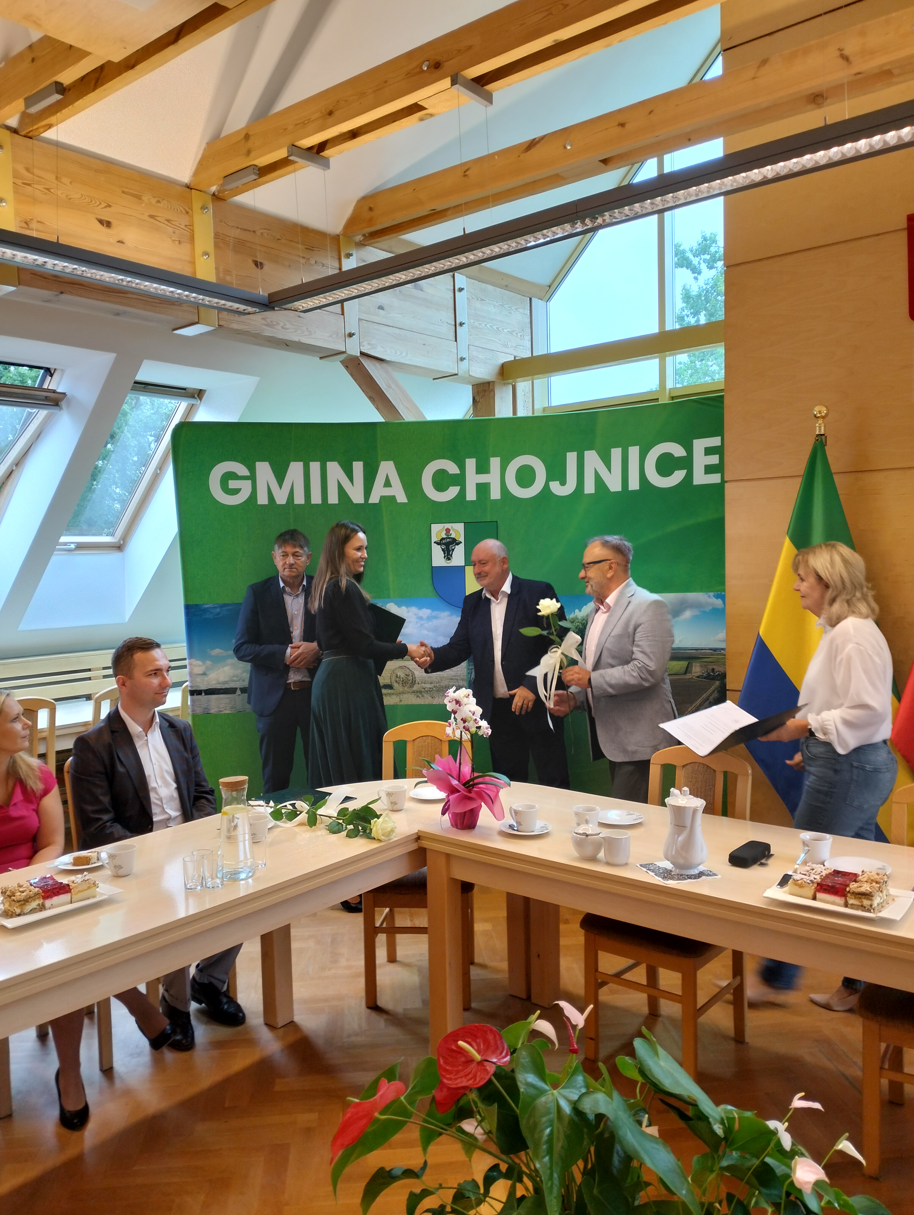 Wręczenie aktu nadania awansu awodowego na stopień nauczyciela mianowanego  nauczycielowi pracującemu w szkole na terenie Gminy Chojnice.